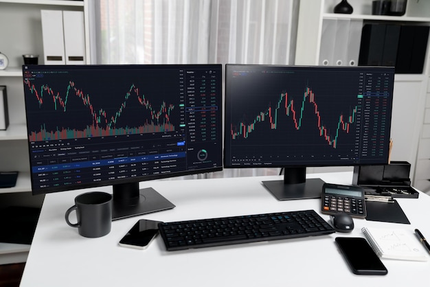 Dos pantallas de gráfico dinámico de la bolsa de valores que muestran el Infobahn de computadora