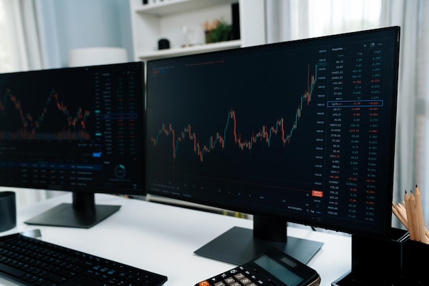 Dos pantallas de gráfico dinámico de la bolsa de valores que muestran el Infobahn de computadora