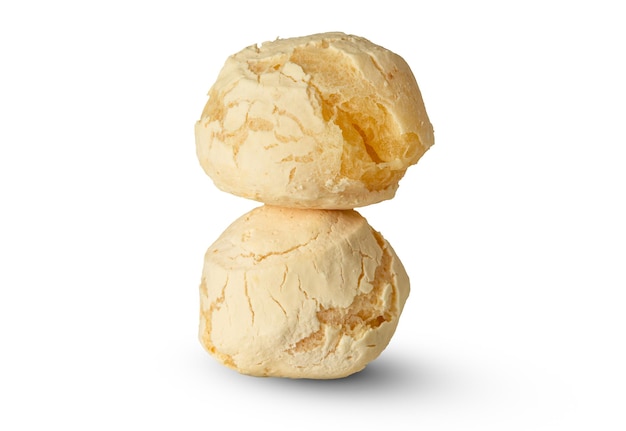 dos pao de queijo o pan de queso aislados sobre un fondo blanco