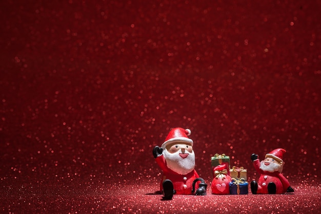 Dos papá noel con fondo rojo brillante