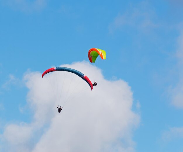 Dos parapentes volando en un día nublado