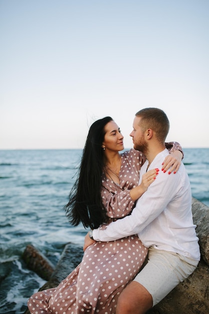 dos, pareja joven, sentado on the beach