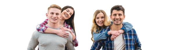 Las dos parejas se divierten en el fondo blanco.