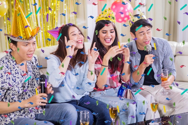 Dos parejas jóvenes divirtiéndose en una fiesta de cumpleaños.