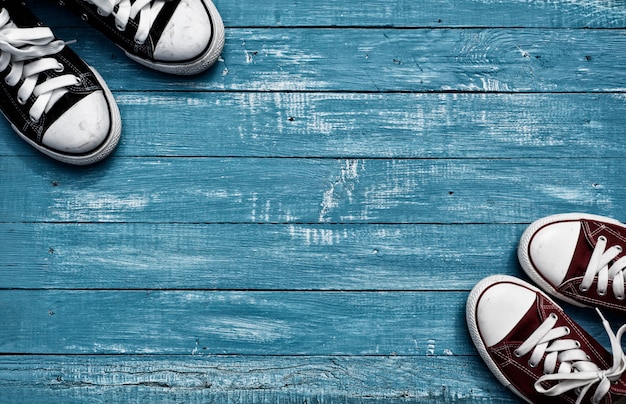 Foto dos pares de zapatillas sobre fondo azul vintage