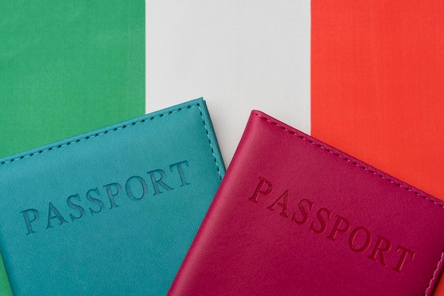 Foto dos pasaportes yacen en el flanco de italia el concepto de turismo y viajes en europa