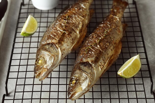 Dos peces de lubina al horno con lima en la rejilla