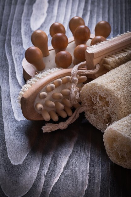 Dos peladuras esponjas en concepto de sauna de fondo de madera vintage