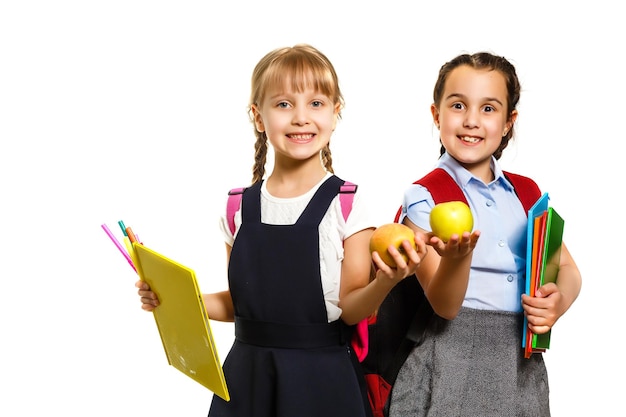 Dos pequeñas colegialas. Educación, moda, concepto de amistad.