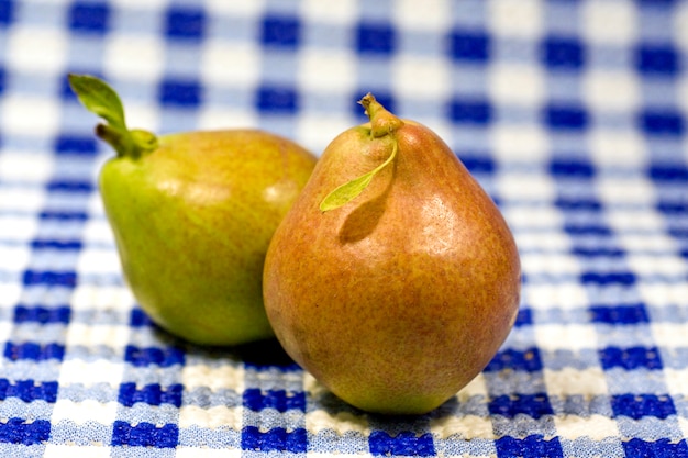 Dos peras solas aisladas en la mesa de la cocina.