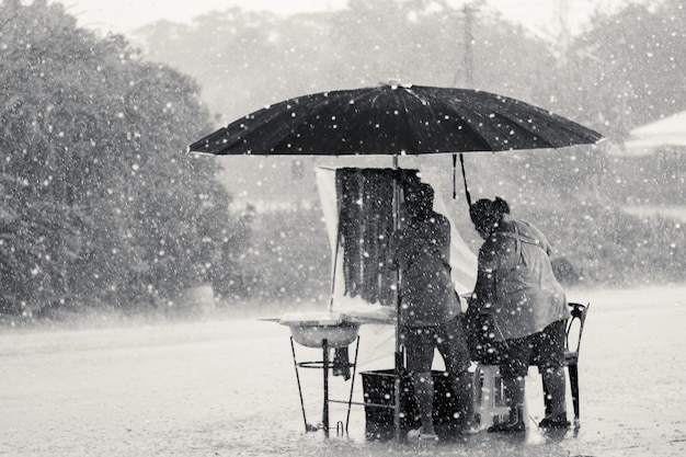 Dos personas aguantan la lucha en la tormenta de obstáculos