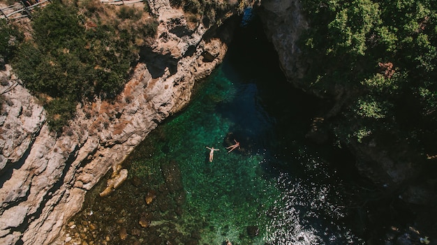 dos personas en la bahía verde en la isla de capri Italia dentro de la vista de la cueva