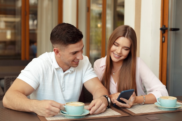 Dos personas en la cafetería disfrutando del tiempo que pasan juntas