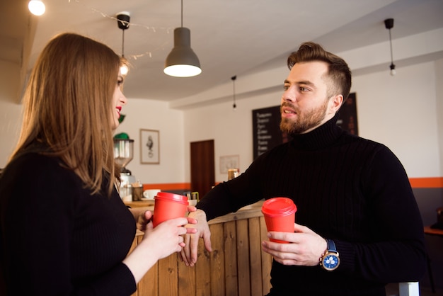 Dos personas en la cafetería disfrutando el tiempo que pasan juntos.