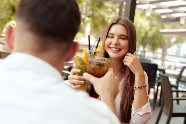 Dos personas en la cafetería disfrutando del tiempo que pasan juntos.