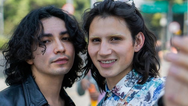 Dos personas de la comunidad lgbtq haciéndose un selfie en las calles de la ciudad. gente.