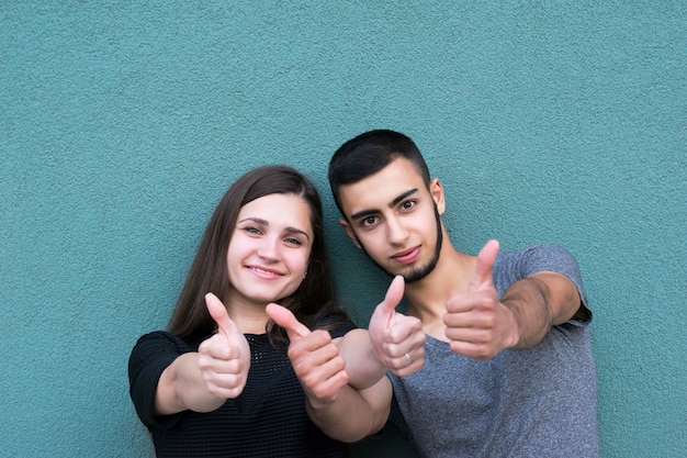 Foto dos personas felices al aire libre