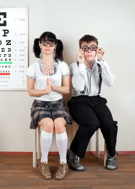 Dos personas con gafas en un consultorio del médico