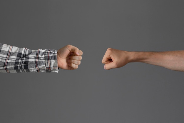 Foto dos personas hacen un concepto de amistad y relación de golpe de puño