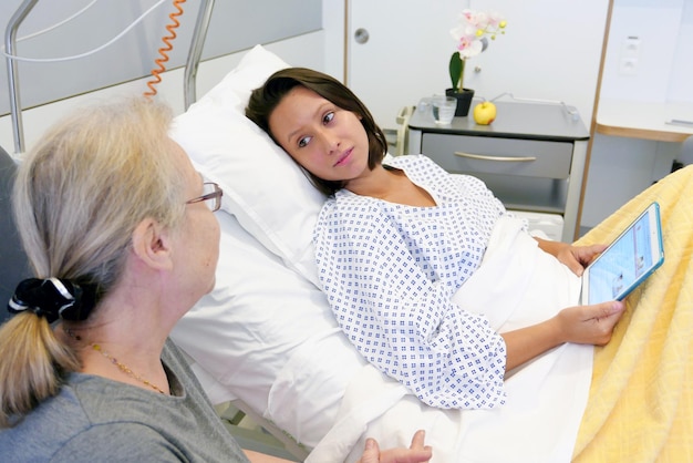 Dos personas en el hospital.