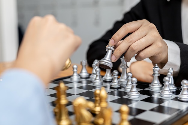 Dos personas jugando una partida de ajedrez, imagen conceptual de dos hombres de negocios jugando al ajedrez en comparación con una competencia empresarial que requiere planificación estratégica y gestión empresarial basada en riesgos.