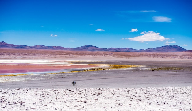 Dos personas en la laguna de Colorado