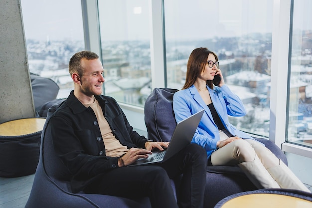 Dos personas de negocios que trabajan de forma remota en línea usando una computadora portátil Los colegas trabajan de forma remota en el espacio de trabajo