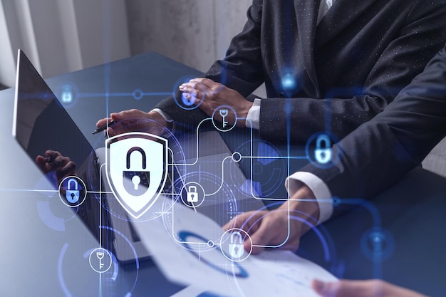 Dos personas de negocios que trabajan en el proyecto para proteger la seguridad cibernética de la empresa internacional utilizando iconos de holograma de candado portátil Concepto de trabajo en equipo