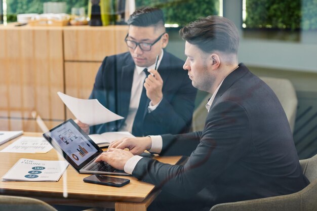 Dos personas de negocios en la sala de conferencias