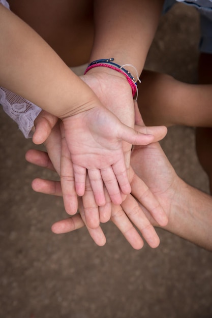 Foto dos personas con sus manos juntas con una que dice manos