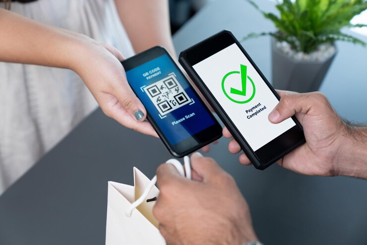 Foto dos personas con teléfonos, uno de los cuales tiene una lista de verificación.