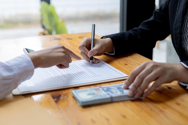 Dos personas tienen un comportamiento corrupto, son socios comerciales mutuos y firman contratos para recibir sobornos para beneficio mutuo. El concepto de fraude comercial y soborno es ilegal.