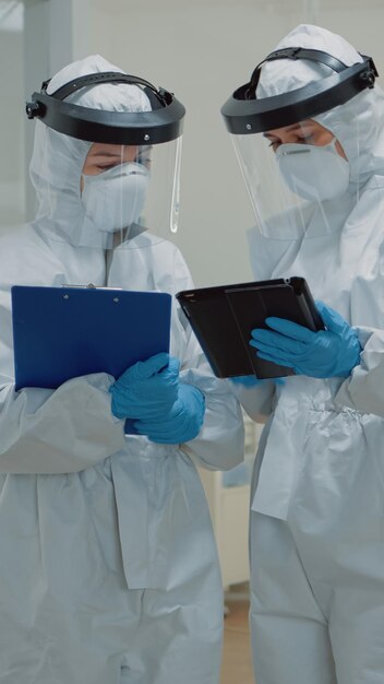 Foto dos personas trabajando en la cocina