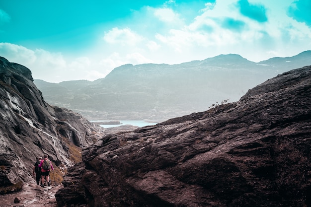 Dos personitas contra las majestuosas montañas noruegas