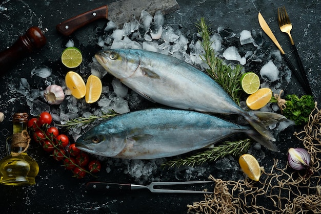 Dos pescados Atún con limón, romero y especias sobre hielo Vista superior Lay Flat