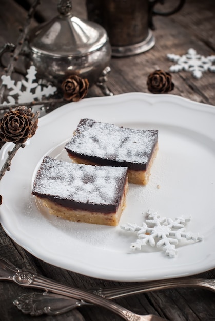 Dos piezas de brownies de chocolate en un plato blanco