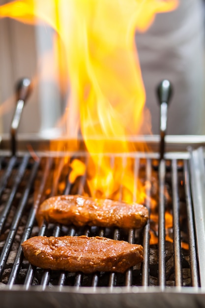 Dos piezas de carne de res marinada asadas en brasas a la parrilla