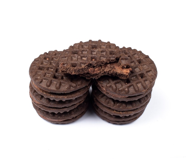 dos pilas de galletas de chocolate con un bocado en la parte superior, vista lateral