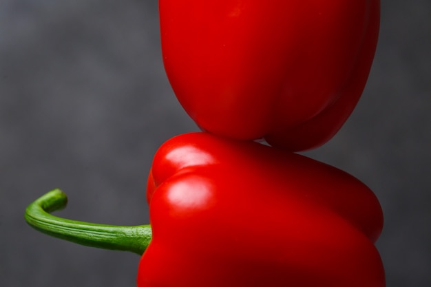 Foto dos pimientos rojos sobre una mesa gris