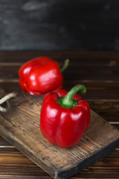 Foto dos pimientos rojos sobre una tabla de madera