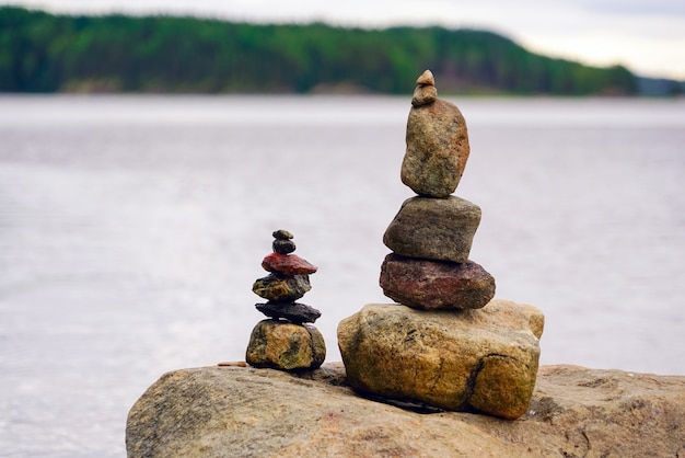 Foto dos pirámides de piedras en el lago.