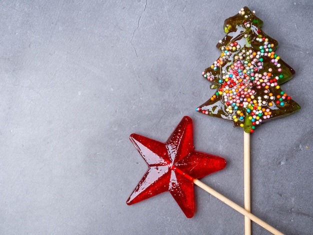 Dos piruletas de caramelo en forma de espacio de copia de fondo de árbol de navidad estrella