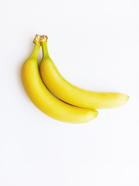 Dos plátanos frescos sobre fondo blanco.