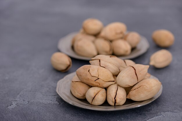 Dos platos con nueces pecanas