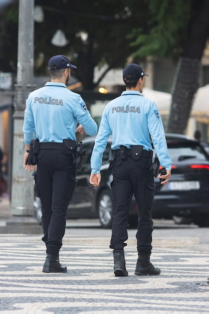 Foto dos policías en las calles de lisboa