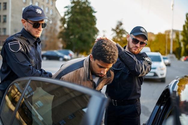 Dos policías varones arrestan a un joven