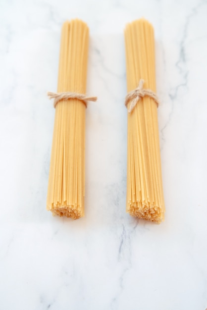 Dos porciones de espaguetis crudos