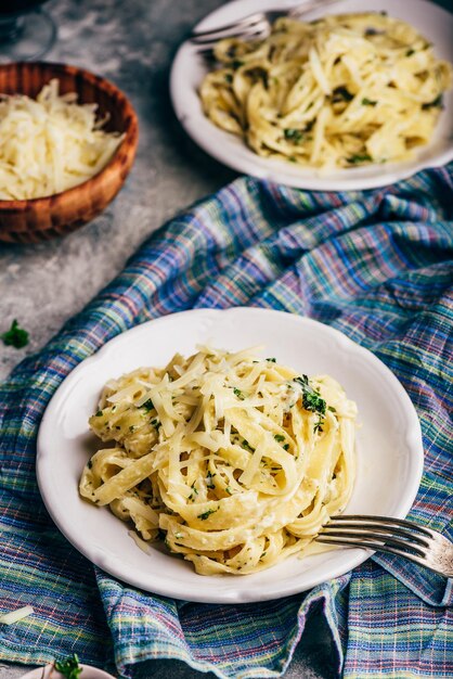 Dos Porciones de Pasta con Salsa Alfredo