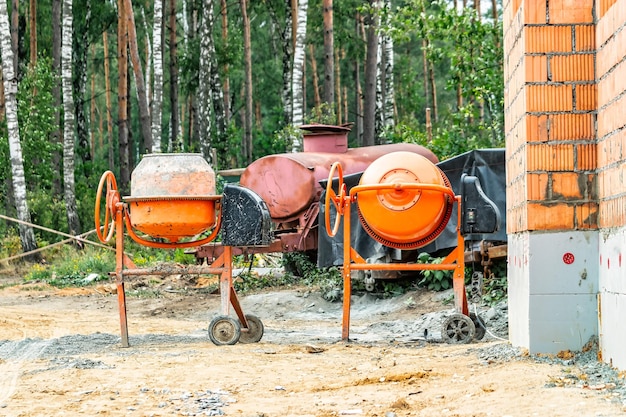 Dos potentes hormigoneras industriales en un sitio de construcción Mezcla de hormigón y mortero en el sitio Equipos de construcción