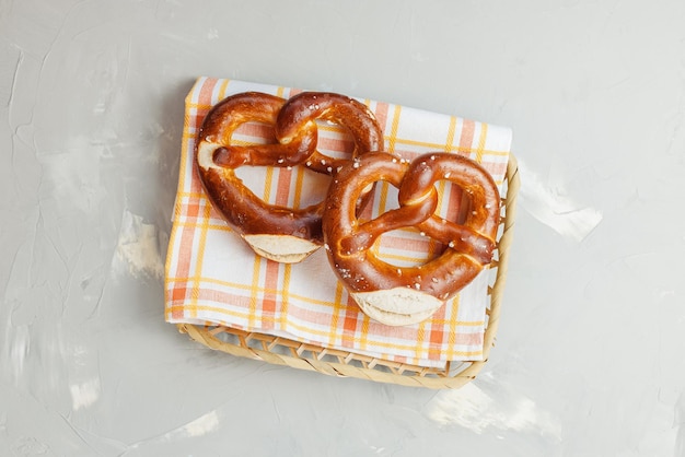 Dos pretzels suaves tradicionales de Oktoberfest en el espacio de copia de la canasta de pan